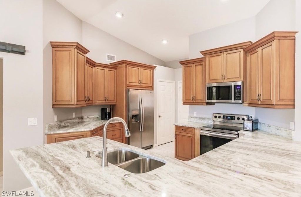 Image 20 of property listing at 3520 SW 1st Place SW 1st PL, Cape Coral, FL 33914