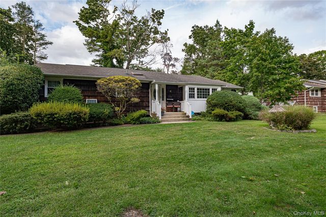 4 Huber Place, Saint James, NY 11780
