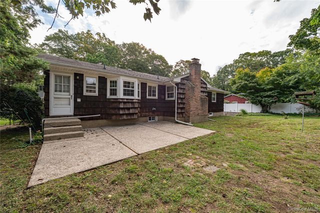 4 Huber Place, Saint James, NY 11780
