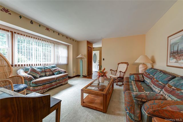 4 Huber Place, Saint James, NY 11780