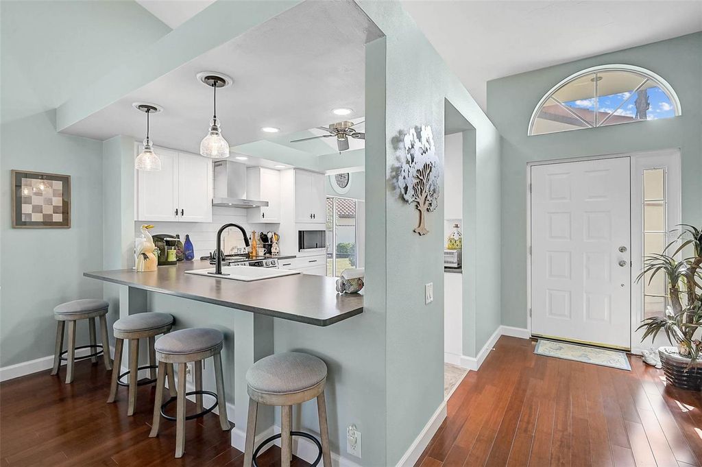 Image 2 of property listing at 4934 CLUBVIEW COURT E, Bradenton, FL 34203