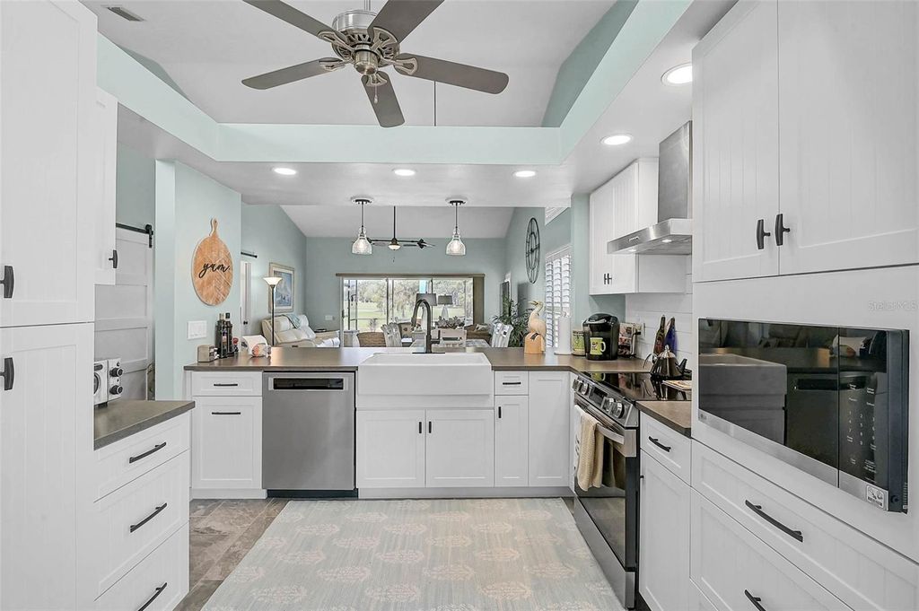 Image 6 of property listing at 4934 CLUBVIEW COURT E, Bradenton, FL 34203