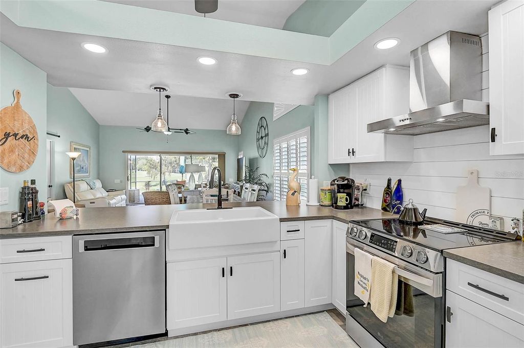 Image 7 of property listing at 4934 CLUBVIEW COURT E, Bradenton, FL 34203