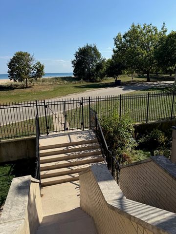 5747 N Sheridan Road E, Chicago, IL 60660