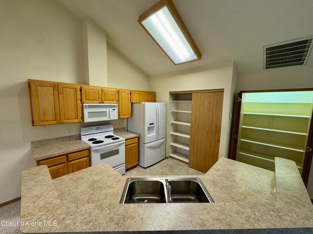 941 W WOODLAWN DR, Hayden, ID 83835