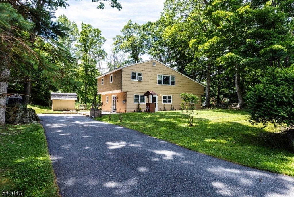 115 Leland Trl, Hopatcong Boro, NJ 07843