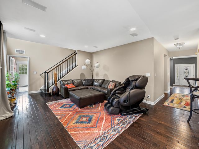 883 W Courtland Street, Mundelein, IL 60060