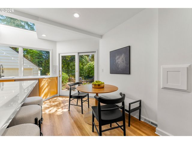 3328 Se CRYSTAL SPRINGS Blvd, Portland, OR 97202