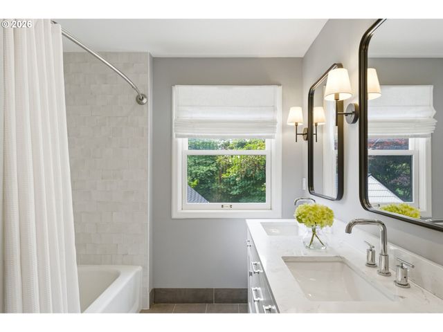 3328 Se CRYSTAL SPRINGS Blvd, Portland, OR 97202