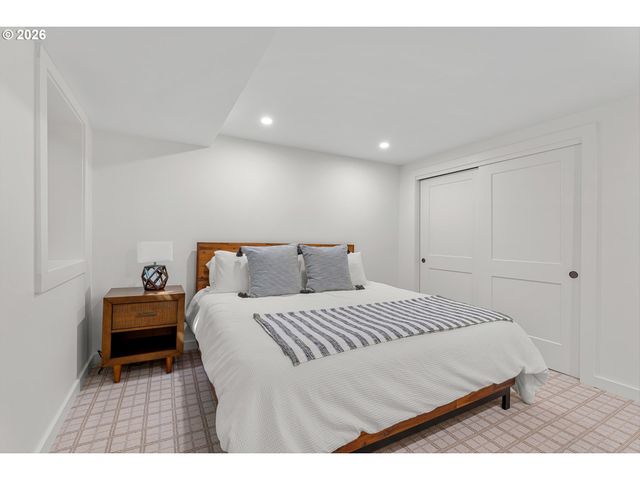 3328 Se CRYSTAL SPRINGS Blvd, Portland, OR 97202