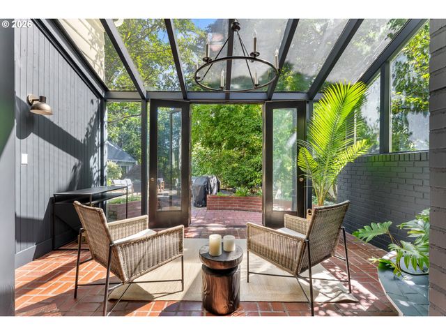 3328 Se CRYSTAL SPRINGS Blvd, Portland, OR 97202