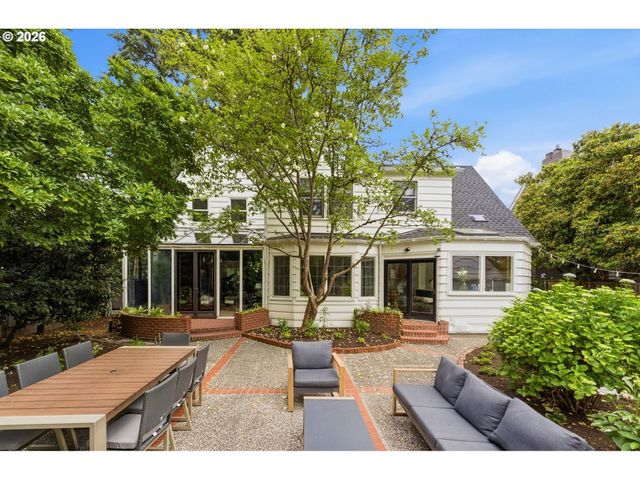 3328 Se CRYSTAL SPRINGS Blvd, Portland, OR 97202