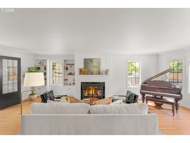 3328 Se CRYSTAL SPRINGS Blvd, Portland, OR 97202