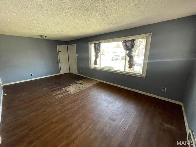 8870 Saint Cyr Drive, Jennings, MO 63136