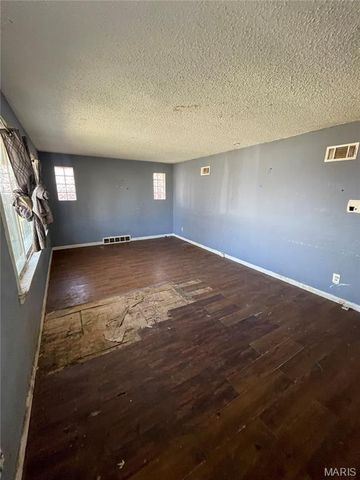 8870 Saint Cyr Drive, Jennings, MO 63136