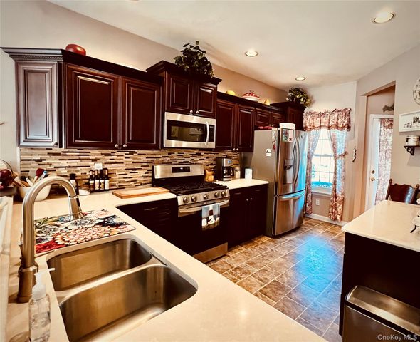 149 Windward Court S, Port Jefferson, NY 11777