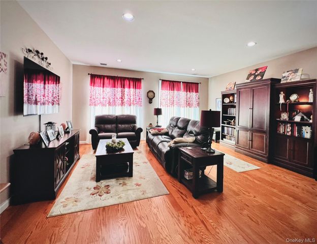 149 Windward Court S, Port Jefferson, NY 11777