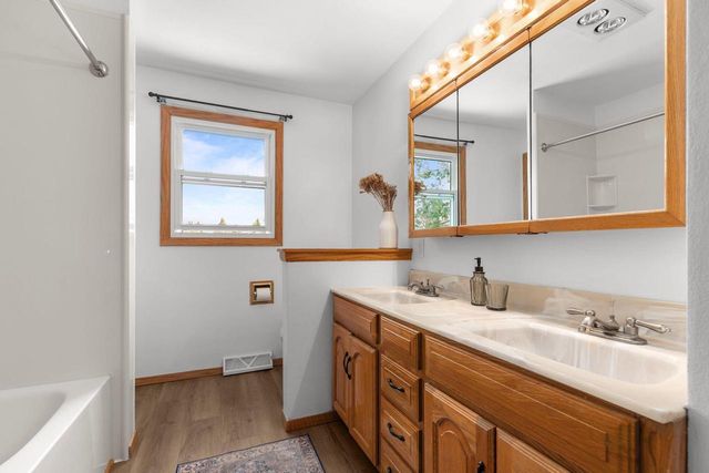 1764 Oakridge COURT, Menasha, WI 54952