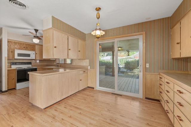 1301 N Arrowhead Dr, Wichita, KS 67203