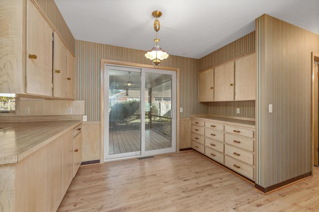 1301 N Arrowhead Dr, Wichita, KS 67203