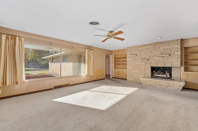 1301 N Arrowhead Dr, Wichita, KS 67203