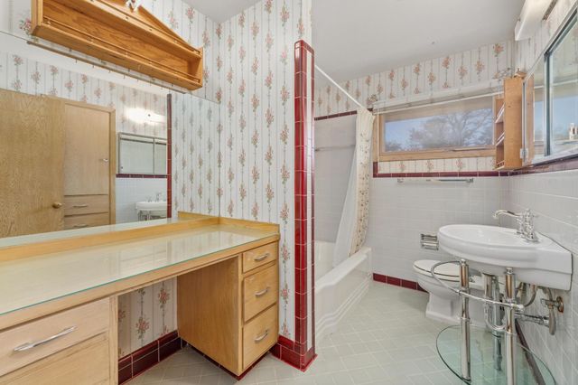 1301 N Arrowhead Dr, Wichita, KS 67203