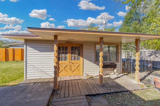 1301 N Arrowhead Dr, Wichita, KS 67203