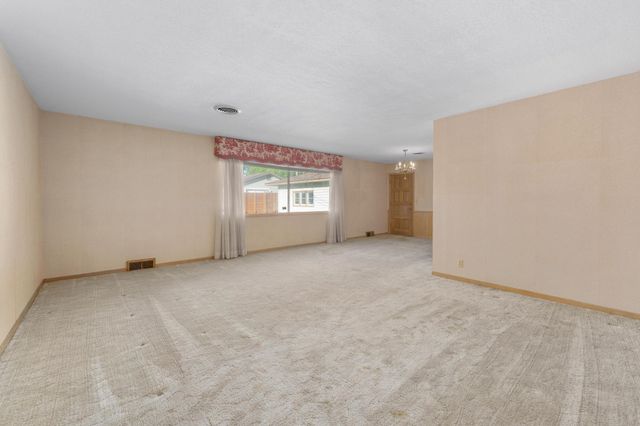 1301 N Arrowhead Dr, Wichita, KS 67203