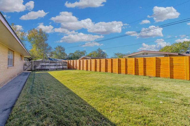 1301 N Arrowhead Dr, Wichita, KS 67203