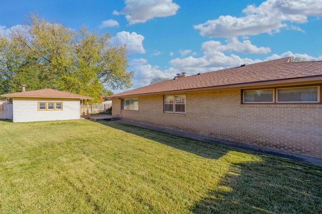 1301 N Arrowhead Dr, Wichita, KS 67203