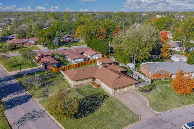 1301 N Arrowhead Dr, Wichita, KS 67203