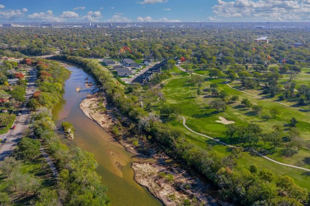 1301 N Arrowhead Dr, Wichita, KS 67203