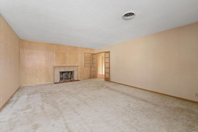 1301 N Arrowhead Dr, Wichita, KS 67203