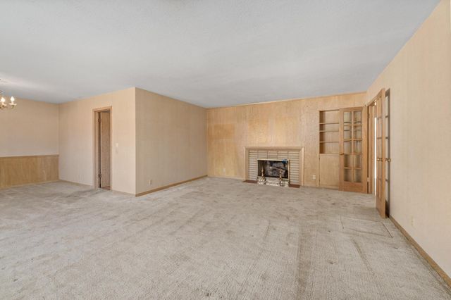 1301 N Arrowhead Dr, Wichita, KS 67203