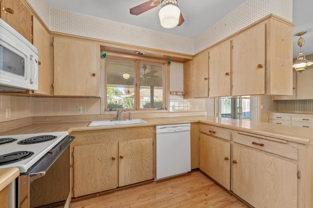 1301 N Arrowhead Dr, Wichita, KS 67203