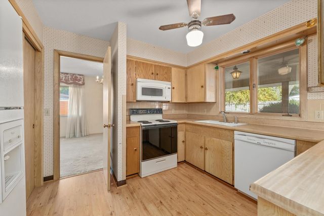 1301 N Arrowhead Dr, Wichita, KS 67203