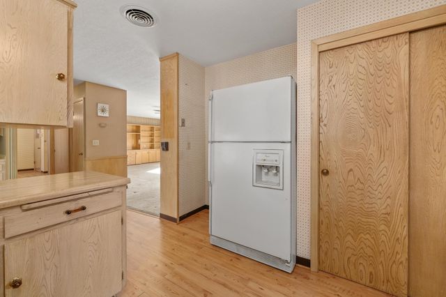 1301 N Arrowhead Dr, Wichita, KS 67203