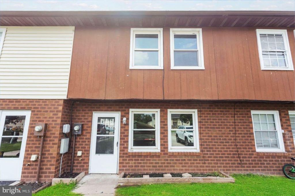25 COMMERCE ST, New Oxford, PA 17350