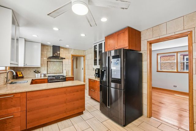 1914 W Farwell Avenue, Chicago, IL 60626