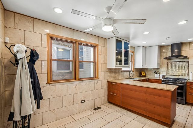 1914 W Farwell Avenue, Chicago, IL 60626