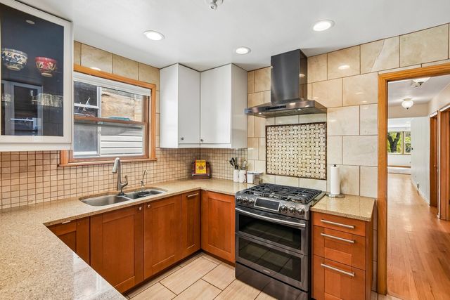 1914 W Farwell Avenue, Chicago, IL 60626