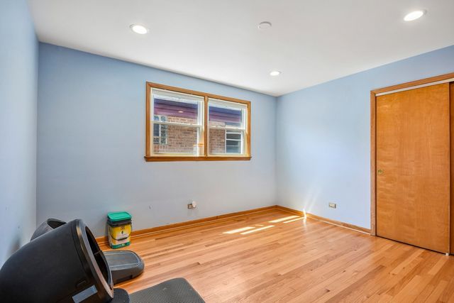 1914 W Farwell Avenue, Chicago, IL 60626