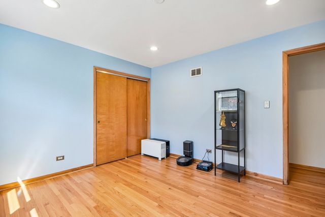 1914 W Farwell Avenue, Chicago, IL 60626