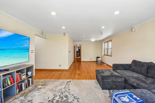 1914 W Farwell Avenue, Chicago, IL 60626