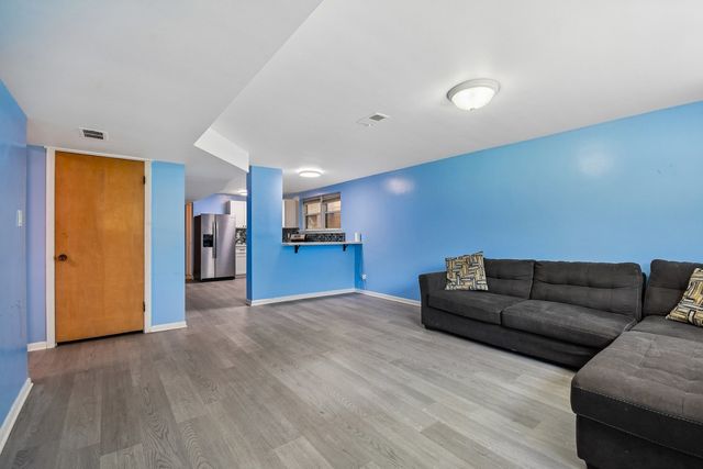 1914 W Farwell Avenue, Chicago, IL 60626