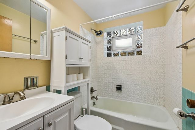 1914 W Farwell Avenue, Chicago, IL 60626
