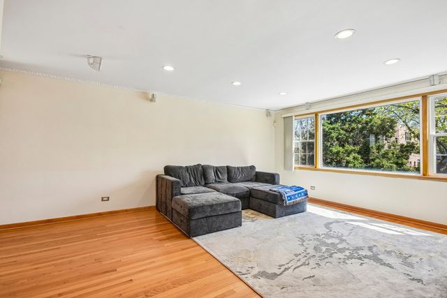 1914 W Farwell Avenue, Chicago, IL 60626