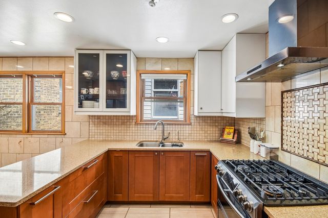 1914 W Farwell Avenue, Chicago, IL 60626