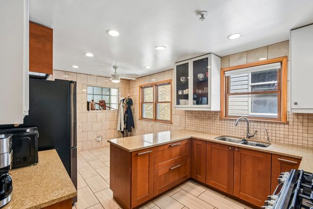 1914 W Farwell Avenue, Chicago, IL 60626