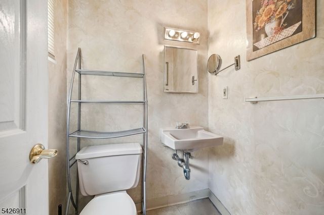 4 Winfield Dr, Parsippany-troy Hills Twp., NJ 07054